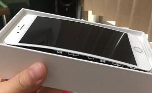 iPhone 8“十连裂”：鼓胀电池和玻璃外壳谁在惹祸