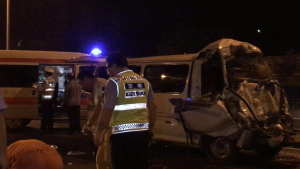 南京：面包车追尾货车，4死2重伤