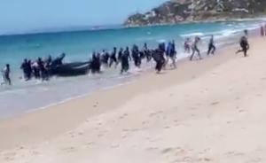 惊呆：非洲难民“抢滩登陆”西班牙海滩