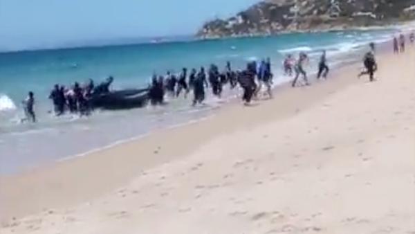 惊呆：非洲难民“抢滩登陆”西班牙海滩