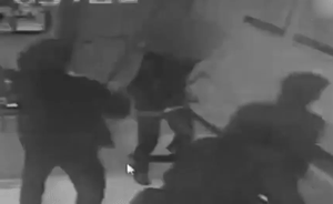 男子攜金魚進地鐵,被攔后掏刀威脅民警