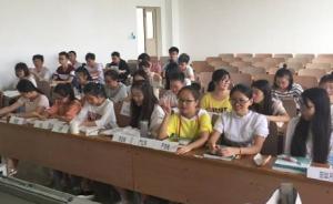 武汉高校一学院让学生自带姓名牌：没人玩手机，争坐第一排