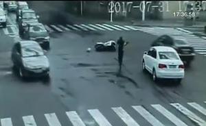 路口撞车司机飞出20米,戴头盔捡回命
