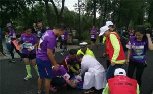 南京马拉松一选手心脏骤停，两参赛者及时实施心肺复苏