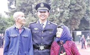 云南警官学院新生与爷奶合影，两老人被抓拍“最感人的凝视”