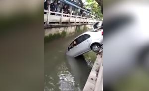 女司机驾车冲进河，车身呈45度挂岸边