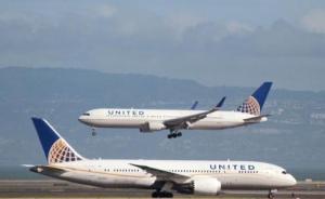 美联航暴力拖拽亚裔乘客下机的两名安保人员被解雇