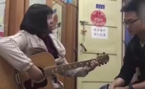 56岁宿管阿姨捡到吉他，学生免费教弹