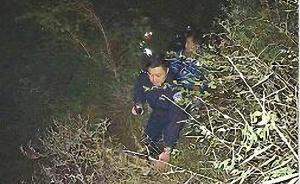 济南：5驴友被困山顶悬崖，民警消防攀山4小时营救下山