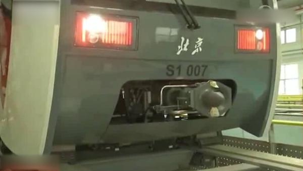 北京首条中低速磁浮列车：日运量16万