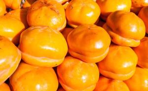 陕西一高校向师生免费发放自产柿子，还曾发枇杷、石榴等水果