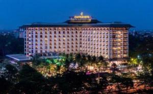 缅甸仰光最大柚木酒店失火，一名中国澳门居民逃生时坠落受伤