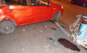 女司机凌晨撞车后被满地血迹吓坏，实是被撞摩托车所携猪血