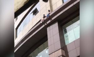 疑对整容效果不满,两女子坐上大厦4楼