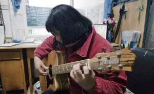 武汉“最文艺宿管阿姨”零基础学吉他弹唱，两届学子接力教学
