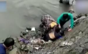 男子倒车坠海儿子被困，村民跳海救人