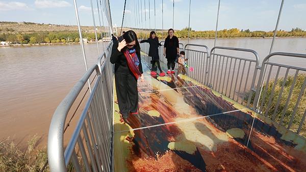 宁夏3D黄河玻璃桥，游客玩得就是心跳