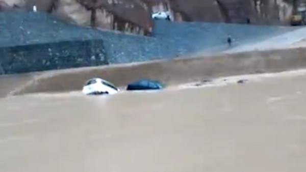 黄河石林景区突发暴洪，296游客被困