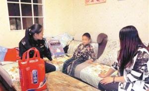 重庆8岁男孩因父亲强戒无人看管，单身女警当他“临时妈妈”