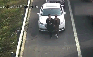 为避抓拍,两女高速上手挽手挡号牌开路