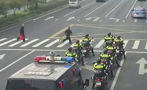 没有红绿灯的斑马线前，杭州一支特警车队全体停车为路人让行