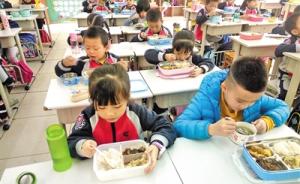 重慶一小學發“好習慣手冊”：羅列吃飯要請長輩先坐等10條