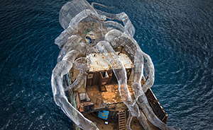 早安·世界｜二战旧船被打造成人工鱼礁，巨型“章鱼”抢眼