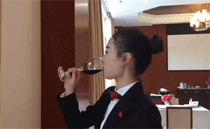 匠星③｜“准空姐”苦练餐厅服务竞逐世赛，能闻出15国红酒