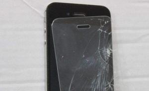男子买手机摔坏钢化膜被女店员泼开水烫伤，西安警方介入