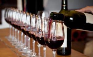 葡萄酒“泡沫”渐消打折满天飞，进口葡萄酒均价呈下降趋势