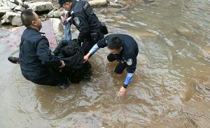 湖北鹤峰少年与家人闹矛盾后跳河轻生，四民警合力将其救上岸