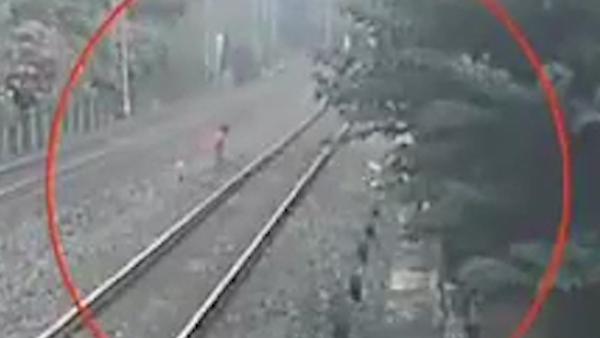 湖北襄阳：男童铁路玩耍，铁警飞奔救下