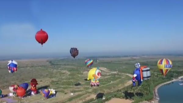 热气球飞行节：卡通玩偶扮靓沙海上空