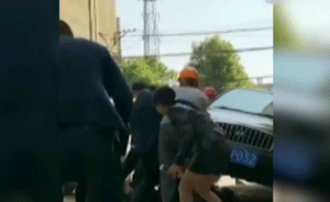 衢州:老人被卷車底,眾人抬車營(yíng)救