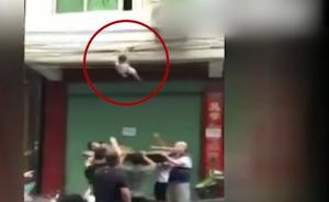 男童爬窗卡电线,悬空倒挂喊“要爸爸”