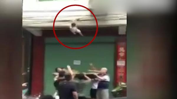 男童爬窗卡电线,悬空倒挂喊“要爸爸”