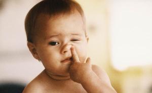 新爸爸竟用钳子帮宝宝挖鼻屎，婴儿鼻塞要分清是感冒还是鼻屎