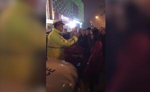 北京交警执法“有礼有节”，围观者鼓掌