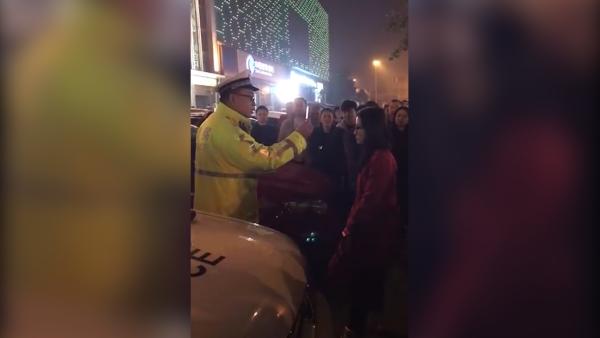 北京交警执法“有礼有节”，围观者鼓掌