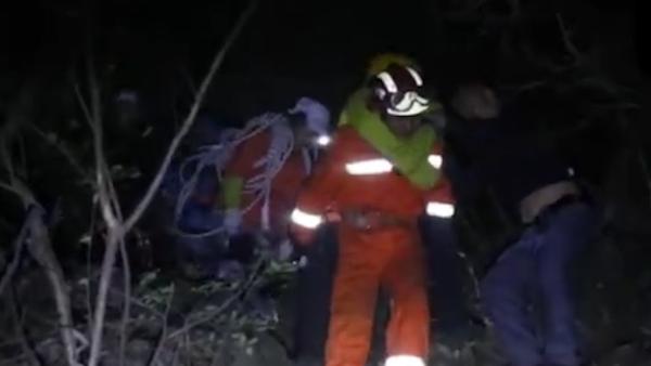 15人登山队遇险1死2伤，消防营救