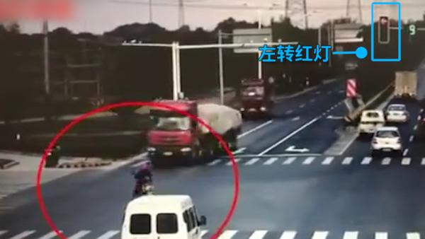 监拍：男子骑车闯红灯，车头被碾“爆”