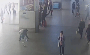 乘客火车站因低血糖摔倒呕吐，民警救助