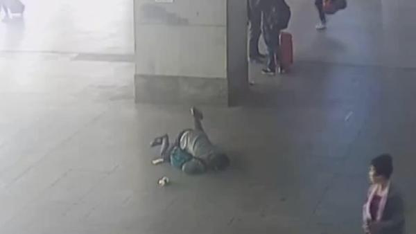 乘客火车站因低血糖摔倒呕吐，民警救助