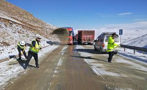 冰雪致109国道唐古拉山段近千辆车拥堵，当地正全力救援