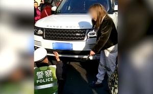 路虎女司机拒让救护车，辅警相劝被撞倒