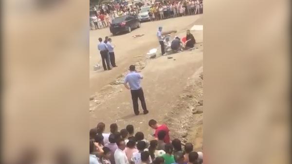 蚌埠女童马路中间被埋身亡：系施工意外