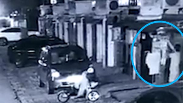 小区监拍:男子偷女士内裤塞入上衣逃跑