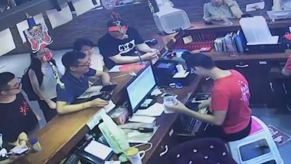为抹4元零头,男食客多次挑衅羞辱店员