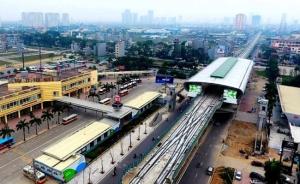中企承建越南首条轻轨将于明年运营，民众试乘工程车打消疑虑