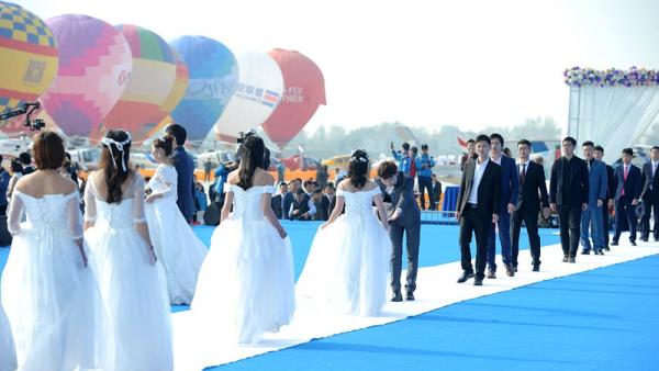 武汉百对新人热气球婚礼：创基尼斯纪录